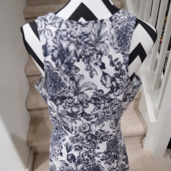 Sleeveless Floral Dress - Picture 5 of 7